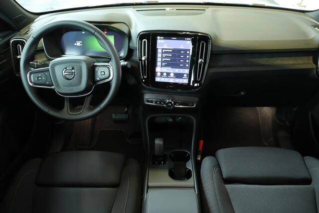 Volvo EX40 Single Motor Extended Range Plus Europa 82 kWh | Semi-Elektrische Trekhaak | Elektrisch Verstelbare Voorstoelen | Stoel + Stuurverwarming | Adaptieve Cruise Control | Dodehoekwaarschuwing |