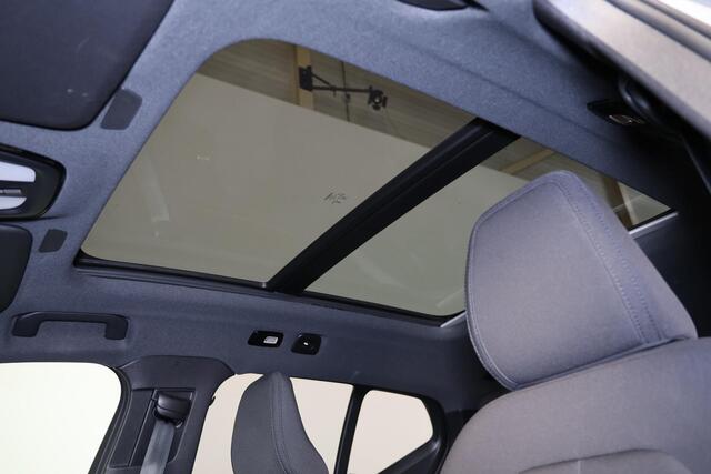 Volvo EX40 Extended Range Ultra 82 kWh - Panorama/schuifdak - IntelliSafe Assist & Surround - 360º Camera - Verwarmde voorstoelen, stuur & achterbank - Parkeersensoren voor & achter - Elektr. bedienb. voorstoelen met geheugen links - Draadloze tel. lader - Warmtepom
