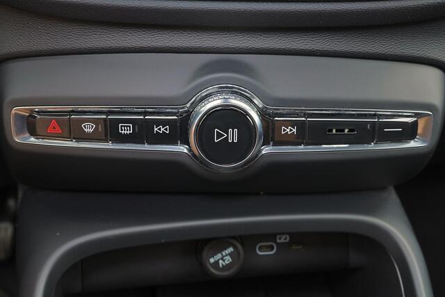 Volvo EX40 Extended Range Ultra 82 kWh - Panorama/schuifdak - IntelliSafe Assist & Surround - 360º Camera - Verwarmde voorstoelen, stuur & achterbank - Parkeersensoren voor & achter - Elektr. bedienb. voorstoelen met geheugen links - Draadloze tel. lader - Warmtepom