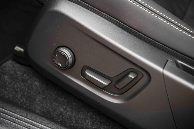 Volvo EX40 Single Motor Extended Range Ultra Black Edition Europa | Harman Kardon audio | 20" | Schuif-/kanteldak | Getint Glas | Elektrische stoelverstelling | Nubuck bekleding | Adaptive Cruise Control | Dodehoekdetectie |