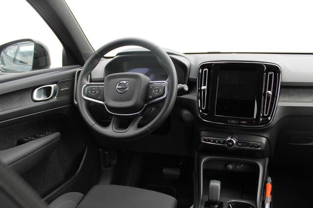 Volvo EX40 Single Motor Extended Range Plus 82 kWh Adaptieve cruise control / Semi elektrisch wegklapbare trekhaak / Google infotainment / 19" lichtmetalen velgen