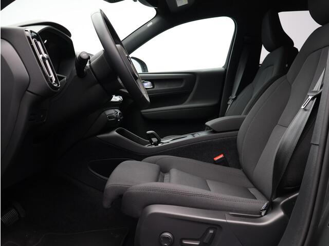 Volvo EX40 Single Motor Ext. Range Plus Europa 82 kWh / Forest Lake Metallic / Elektr. Verstelbare Stoelen / Stuur+Stoelverwarming / Harman Kardon / Dak Zwart /