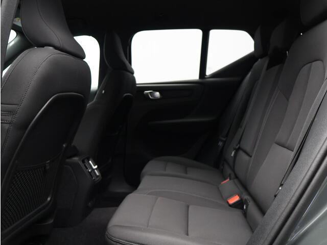 Volvo EX40 Single Motor Ext. Range Plus Europa 82 kWh / Forest Lake Metallic / Elektr. Verstelbare Stoelen / Stuur+Stoelverwarming / Harman Kardon / Dak Zwart /