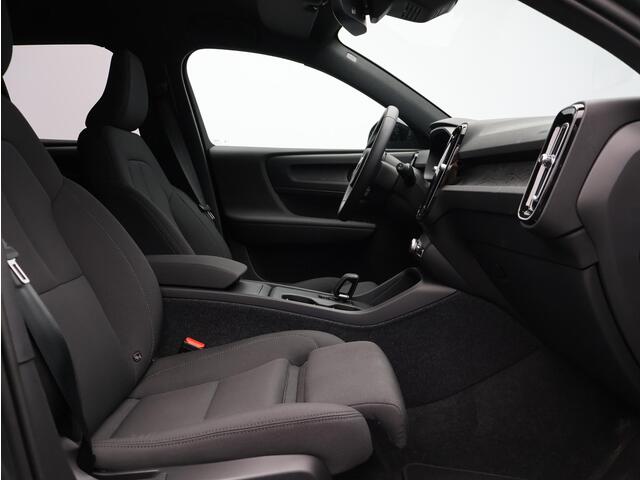 Volvo EX40 Single Motor Ext. Range Plus Europa 82 kWh / Forest Lake Metallic / Elektr. Verstelbare Stoelen / Stuur+Stoelverwarming / Harman Kardon / Dak Zwart /