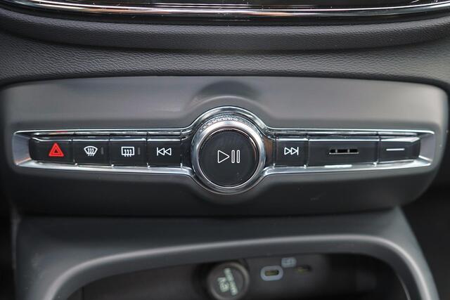 Volvo EX40 Single Motor Extended Range Plus Black Ed. 82 kWh IntelliSafe Assist/Surround - Parkeercamera achter - Harman/Kardon audio - Verwarmde voorstoelen, stuur & achterbank - Parkeersensoren voor & achter - Draadloze tel. lader - Warmtepomp - 20' LMV