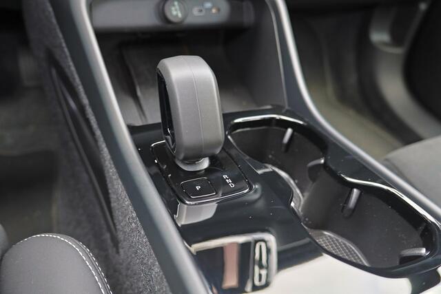 Volvo EX40 Single Motor Extended Range Plus Black Ed. 82 kWh IntelliSafe Assist/Surround - Parkeercamera achter - Harman/Kardon audio - Verwarmde voorstoelen, stuur & achterbank - Parkeersensoren voor & achter - Draadloze tel. lader - Warmtepomp - 20' LMV