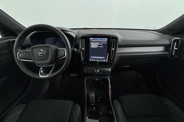 Volvo EX40 SINGLE MOTOR PLUS BLACK EDITION 70 KWH 100% SOH | Trekhaak | Harman Kardon | Warmtepomp
