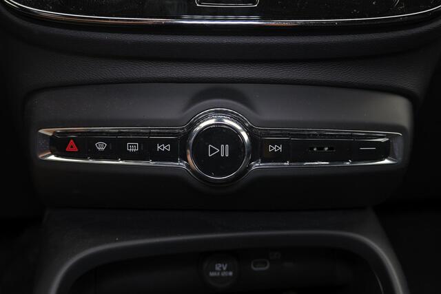 Volvo EX40 Performance Ultra Black Edition 82 kWh - Panorama/schuifdak - IntelliSafe Assist & Surround - 360º Camera - Harman/Kardon audio - Verwarmde voorstoelen, stuur & achterbank - Parkeersensoren voor & achter - Elektr. bedienb. voorstoelen met geheugen links -