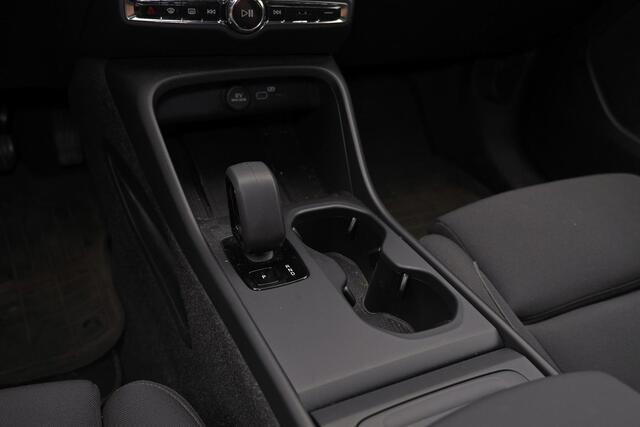 Volvo EX40 Performance Ultra Black Edition 82 kWh - Panorama/schuifdak - IntelliSafe Assist & Surround - 360º Camera - Harman/Kardon audio - Verwarmde voorstoelen, stuur & achterbank - Parkeersensoren voor & achter - Elektr. bedienb. voorstoelen met geheugen links -