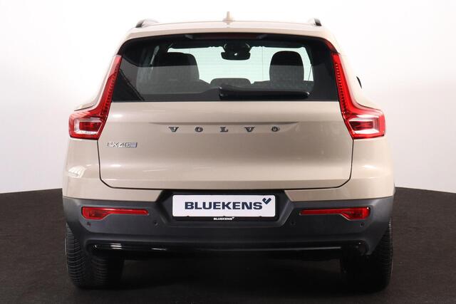 Volvo EX40 Extended Range Plus 82 kWh - IntelliSafe Assist & Surround - Harman/Kardon audio - Parkeercamera achter - Verwarmde voorstoelen & stuur - Parkeersensoren voor & achter - Draadloze tel. lader - Warmtepomp - Inklapbare trekhaak - 19' LMV