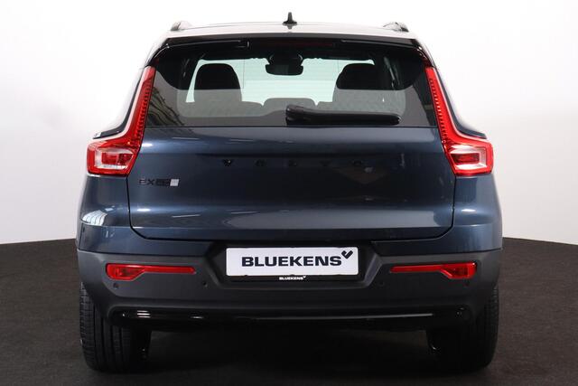Volvo EX40 Ext. Range Ultra Black Edition Europa 82 kWh - Panoramisch schuif-/kanteldak - 360º camera - Apple® CarPlay - 20 inch - Wing lets achterklepspoiler - Elektr. verstelbare voorstoelen, links met geheugen - Harman Kardon - IntelliSafe Assist & Surround - Sto