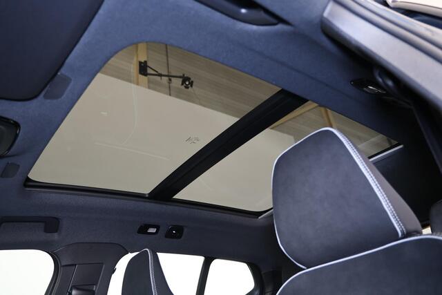 Volvo EX40 Ext. Range Ultra Black Edition Europa 82 kWh - Panoramisch schuif-/kanteldak - 360º camera - Apple® CarPlay - 20 inch - Wing lets achterklepspoiler - Elektr. verstelbare voorstoelen, links met geheugen - Harman Kardon - IntelliSafe Assist & Surround - Sto