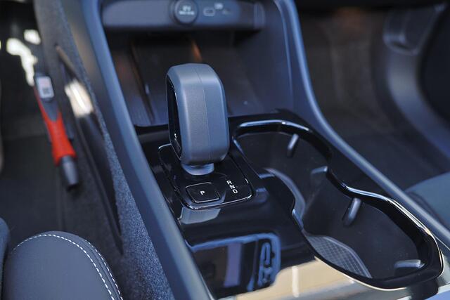 Volvo EX40 Ext. Range Ultra Black Edition Europa 82 kWh - Panoramisch schuif-/kanteldak - 360º camera - Apple® CarPlay - 20 inch - Wing lets achterklepspoiler - Elektr. verstelbare voorstoelen, links met geheugen - Harman Kardon - IntelliSafe Assist & Surround - Sto