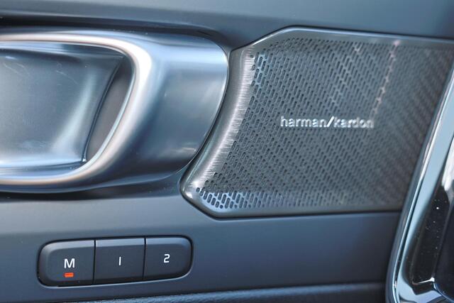Volvo EX40 Ext. Range Ultra Black Edition Europa 82 kWh - Panoramisch schuif-/kanteldak - 360º camera - Apple® CarPlay - 20 inch - Wing lets achterklepspoiler - Elektr. verstelbare voorstoelen, links met geheugen - Harman Kardon - IntelliSafe Assist & Surround - Sto