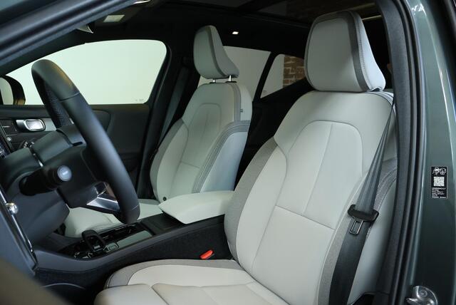 Volvo EX40 Single Motor Extended Range Ultra Europa 82 kWh | Semi-Electrische wegklapbare trekhaak | Panoramadak | 20" Lictmetalen velgen | Parkeersensoren voor + achter | 360° Parkeercamera | Harman Kardon Premium Audio | Electrische Bedienbare voorstoelen |
