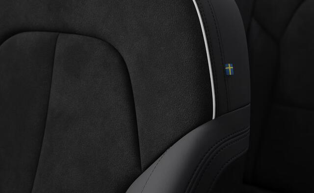 Volvo EX40 Single Motor Extended Range Ultra Black Edition | Europa Edition | Google | Long Range | Harman Kardon Audio | 20" Lichtmetalen Velgen | Panoramadak | Getint Glas | Elektrische Stoelen | Nubuck Bekleding | Adaptieve Cruise Control | Dodehoekdetectie | Zitverlenging | Keyless | Warmtepomp