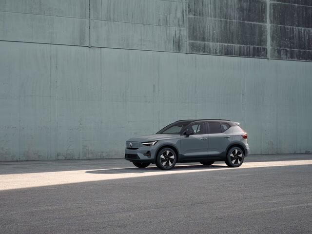 Volvo EX40 Single Motor Extended Range Plus Europa 82 kWh | Parkeercamera | Harman Kardon | Stoel- en stuurverwarming | Elektrische stoelen