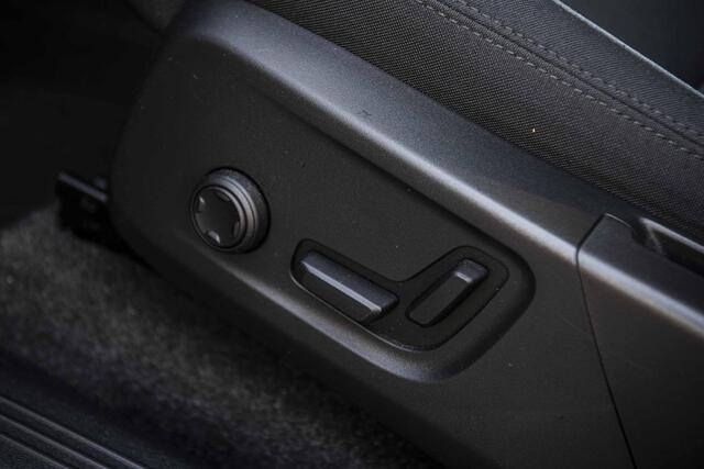 Volvo EX40 Single Motor Extended Range Plus Black Ed. 82 kWh | Warmtepomp | Pixel LED Koplampen | Harman Kardon Audio | 360 Graden Camera | Navigatie Google Maps | Cruise Control Adaptief | BLIS | Stoelverwarming | Lichtmetalen Velgen 20 inch