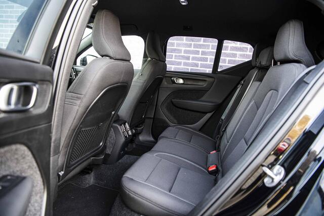 Volvo EX40 Single Motor Extended Range Plus Black Ed. 82 kWh | Warmtepomp | Pixel LED Koplampen | Harman Kardon Audio | 360 Graden Camera | Navigatie Google Maps | Cruise Control Adaptief | BLIS | Stoelverwarming | Lichtmetalen Velgen 20 inch