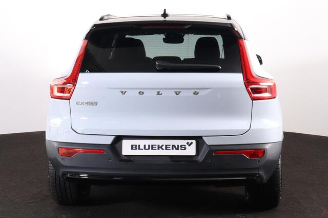 Volvo EX40 Extended Range Ultra 82 kWh - Panorama/schuifdak - IntelliSafe Assist & Surround - 360º Camera - Harman/Kardon audio - Verwarmde voorstoelen, stuur & achterbank - Parkeersensoren voor & achter - Elektr. bedienb. voorstoelen met geheugen links - Draadloze tel. lader - Warmtepomp - Extra getint glas - 19' LMV