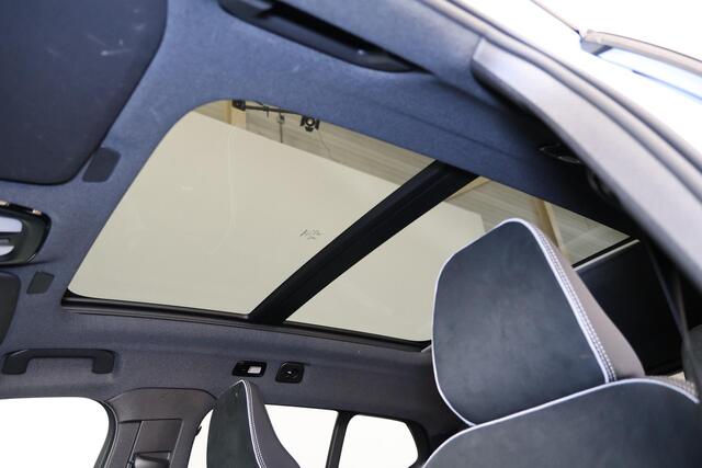 Volvo EX40 Extended Range Ultra 82 kWh - Panorama/schuifdak - IntelliSafe Assist & Surround - 360º Camera - Harman/Kardon audio - Verwarmde voorstoelen, stuur & achterbank - Parkeersensoren voor & achter - Elektr. bedienb. voorstoelen met geheugen links - Draadloze tel. lader - Warmtepomp - Extra getint glas - 19' LMV