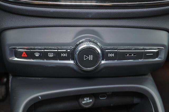 Volvo EX40 Performance Ultra 82 kWh - Panorama/schuifdak - IntelliSafe Assist & Surround - 360º Camera - Harman/Kardon audio - Verwarmde voorstoelen, stuur & achterbank - Parkeersensoren voor & achter - Elektr. bedienb. voorstoelen met geheugen links - Draadloze tel. lader - Warmtepomp - Extra getint glas - Inklapbare trekhaak - 20' LMV