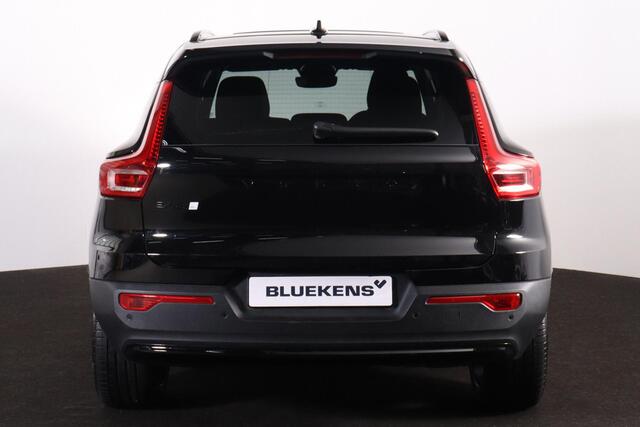 Volvo EX40 Performance Ultra Black Edition 82 kWh - Panorama/schuifdak - IntelliSafe Assist & Surround - 360º Camera - Harman/Kardon audio - Verwarmde voorstoelen, stuur & achterbank - Parkeersensoren voor & achter - Draadloze tel. lader - Warmtepomp - Extra getint glas - Inklapbare trekhaak - 20' LMV