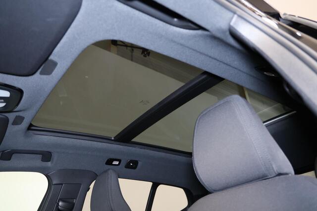 Volvo EX40 Performance Ultra Black Edition 82 kWh - Panorama/schuifdak - IntelliSafe Assist & Surround - 360º Camera - Harman/Kardon audio - Verwarmde voorstoelen, stuur & achterbank - Parkeersensoren voor & achter - Draadloze tel. lader - Warmtepomp - Extra getint glas - Inklapbare trekhaak - 20' LMV