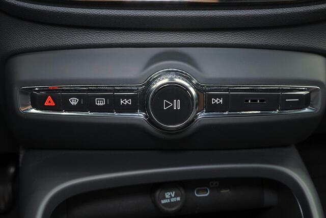 Volvo EX40 Performance Ultra Black Edition 82 kWh - Panorama/schuifdak - IntelliSafe Assist & Surround - 360º Camera - Harman/Kardon audio - Verwarmde voorstoelen, stuur & achterbank - Parkeersensoren voor & achter - Draadloze tel. lader - Warmtepomp - Extra getint glas - Inklapbare trekhaak - 20' LMV