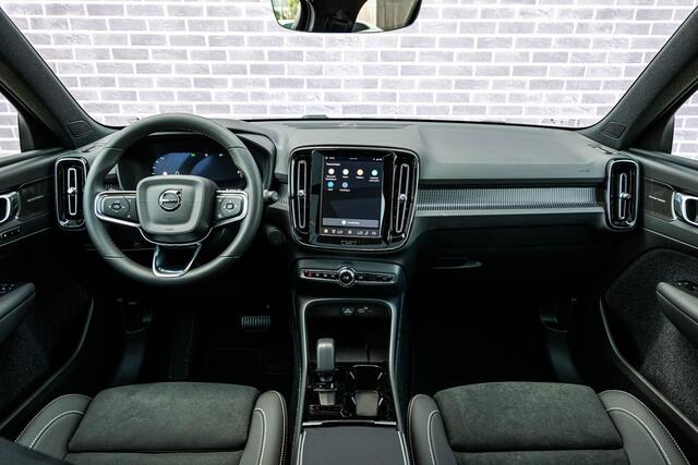 Volvo EX40 Single Motor Ext. Range Ultra Black Edition | Europa | Harman Kardon audio | 20" | Schuif-/kanteldak | Getint Glas | Elektrische stoelverstelling | Nubuck bekleding | Adaptive Cruise Control | Dodehoekdetectie |
