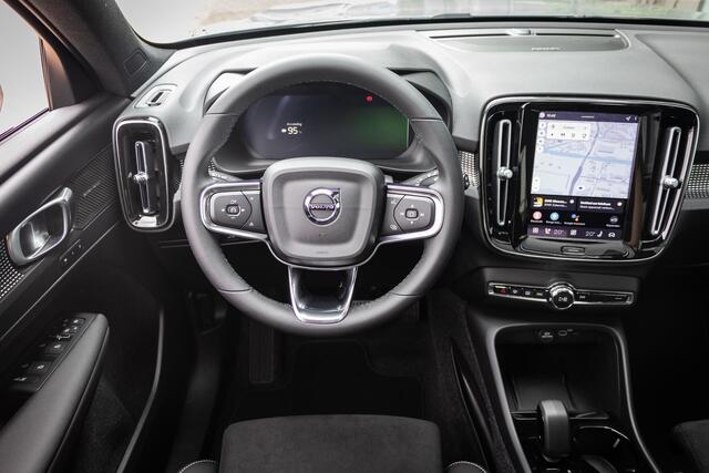 Volvo EX40 Single Motor Ext. Range Ultra Black Edition | Europa | Harman Kardon audio | 20" | Schuif-/kanteldak | Getint Glas | Elektrische stoelverstelling | Nubuck bekleding | Adaptive Cruise Control | Dodehoekdetectie |