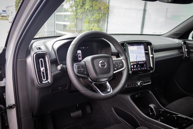 Volvo EX40 Single Motor Ext. Range Ultra Black Edition | Europa | Harman Kardon audio | 20" | Schuif-/kanteldak | Getint Glas | Elektrische stoelverstelling | Nubuck bekleding | Adaptive Cruise Control | Dodehoekdetectie |
