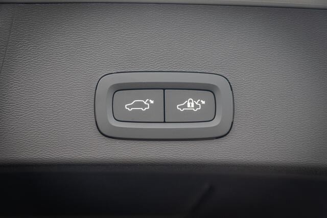 Volvo EX40 Single Motor Ext. Range Ultra Black Edition | Europa | Harman Kardon audio | 20" | Schuif-/kanteldak | Getint Glas | Elektrische stoelverstelling | Nubuck bekleding | Adaptive Cruise Control | Dodehoekdetectie |