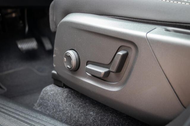 Volvo EX40 Single Motor Ext. Range Ultra Black Edition | Europa | Harman Kardon audio | 20" | Schuif-/kanteldak | Getint Glas | Elektrische stoelverstelling | Nubuck bekleding | Adaptive Cruise Control | Dodehoekdetectie |
