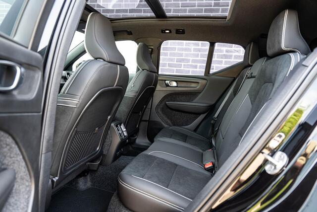 Volvo EX40 Single Motor Extended Range Ultra Black Edition Europa | Harman Kardon audio | 20" | Schuif-/kanteldak | Getint Glas | Elektrische stoelverstelling | Nubuck bekleding | Adaptive Cruise Control | Dodehoekdetectie |