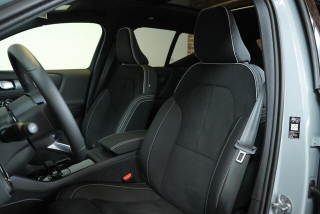 Volvo EX40 Single Motor Extended Range Ultra Black Edition Europa | Schuif/Kantel-Panoramadak | 360º Visual Park Camera | Harman Kardon Premium Audio | Elektrisch Verstelbare Voorstoelen met Geheugen |