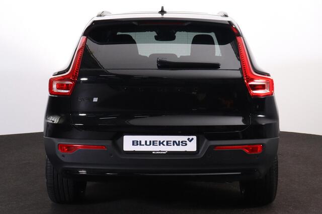 Volvo EX40 Extended Range Ultra 82 kWh - Panorama/schuifdak - IntelliSafe Assist & Surround - Harman/Kardon audio - Parkeercamera achter - Verwarmde voorstoelen & stuur - Parkeersensoren voor & achter - Draadloze tel. lader - Warmtepomp - Extra getint glas - 20' LMV