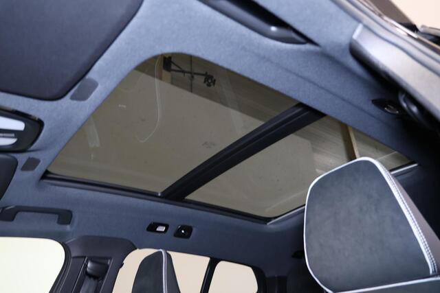 Volvo EX40 Extended Range Ultra 82 kWh - Panorama/schuifdak - IntelliSafe Assist & Surround - Harman/Kardon audio - Parkeercamera achter - Verwarmde voorstoelen & stuur - Parkeersensoren voor & achter - Draadloze tel. lader - Warmtepomp - Extra getint glas - 20' LMV