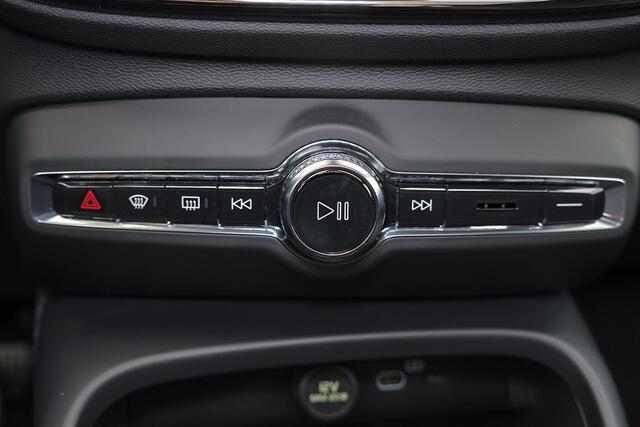 Volvo EX40 Extended Range Ultra 82 kWh - Panorama/schuifdak - IntelliSafe Assist & Surround - Harman/Kardon audio - Parkeercamera achter - Verwarmde voorstoelen & stuur - Parkeersensoren voor & achter - Draadloze tel. lader - Warmtepomp - Extra getint glas - 20' LMV