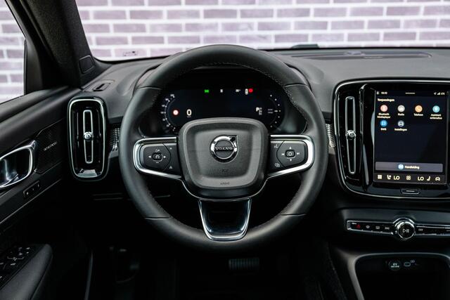 Volvo EX40 Single Motor Extended Range Ultra Black Edition 82 kWh | Europa | Harman Kardon audio | 20" | Schuif-/kanteldak | Getint Glas | Elektrische stoelverstelling | Nubuck bekleding | Adaptive Cruise Control | Dodehoekdetectie |