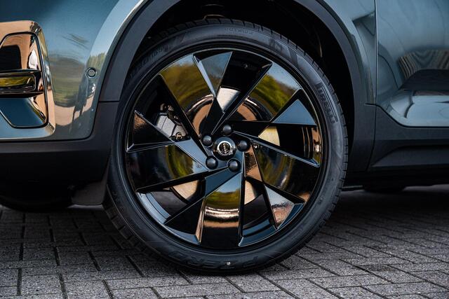 Volvo EX40 Single motor Ext. Range Ultra Europa Black Edition | Getint glas | Nubuck | Panoramadak | Harman/Kardon | Stoelverwarming voor + achter | Keyless Entry/Start | 20" Velgen |