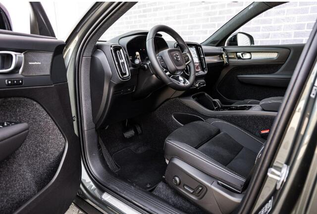 Volvo EX40 Single Motor Extended Range Ultra Black Edition | Europa Edition | Google | Long Range | Harman Kardon Audio | Panoramadak | Getint Glas | Elektrische Stoelverstelling | Nubuck Bekleding | Adaptive Cruise Control | Dodehoekdetectie | 360 Camera | Zitverlenging | Elek. Achterklep | Keyless | 20" Lichtmetalen Velgen