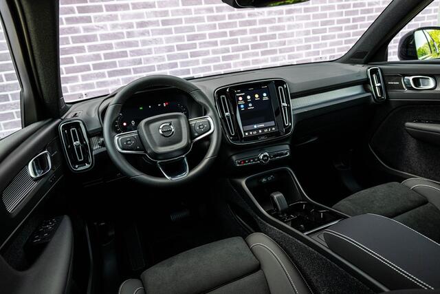 Volvo EX40 Single Motor Extended Range Ultra Black Edition Europa | Harman Kardon audio | 20" | Schuif-/kanteldak | Getint Glas | Elektrische stoelverstelling | Nubuck bekleding | Adaptive Cruise Control | Dodehoekdetectie |