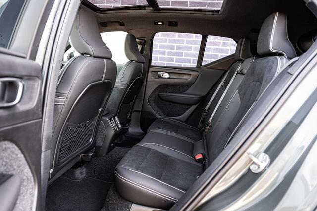 Volvo EX40 Single Motor Extended Range Ultra Europa 82 kWh Black Edition | Getint glas | Nubuck | Panoramadak | Harman/Kardon | Stoelverwarming voor + achter | Keyless | 20" Velgen |