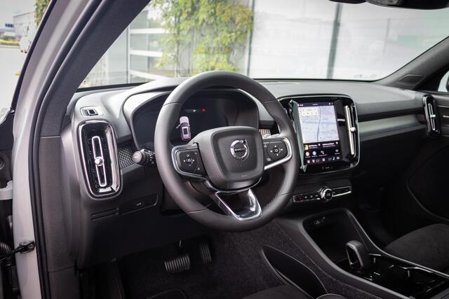 Volvo EX40 Single Motor Ext. Range Ultra Black Edition | Europa | Harman Kardon audio | 20" | Schuif-/kanteldak | Getint Glas | Elektrische stoelverstelling | Nubuck bekleding | Adaptive Cruise Control | Dodehoekdetectie |