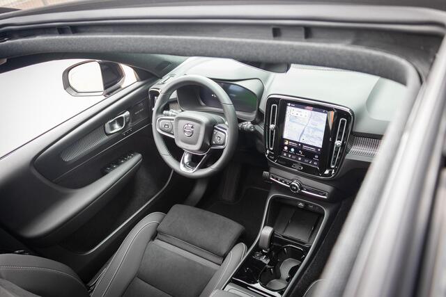 Volvo EX40 Single Motor Ext. Range Ultra Black Edition | Europa | Harman Kardon audio | 20" | Schuif-/kanteldak | Getint Glas | Elektrische stoelverstelling | Nubuck bekleding | Adaptive Cruise Control | Dodehoekdetectie |
