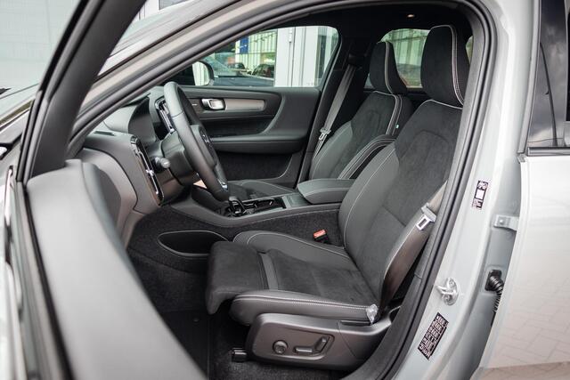 Volvo EX40 Single Motor Ext. Range Ultra Black Edition | Europa | Harman Kardon audio | 20" | Schuif-/kanteldak | Getint Glas | Elektrische stoelverstelling | Nubuck bekleding | Adaptive Cruise Control | Dodehoekdetectie |