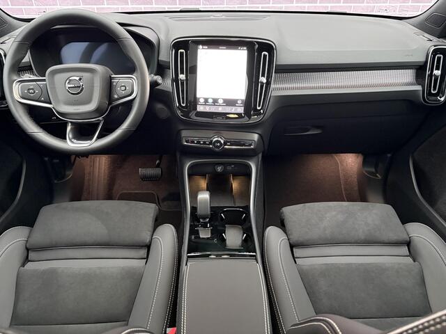 Volvo EX40 Single Motor Extended Range Ultra Black Edition | Europa | Harman Kardon audio | 20" | Schuif-/kanteldak | Getint Glas | Elektrische stoelverstelling | Nubuck bekleding | Adaptive Cruise Control | Dodehoekdetectie |