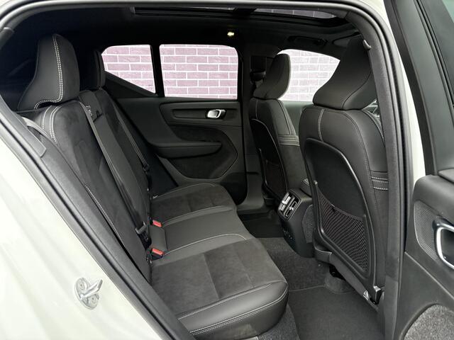 Volvo EX40 Single Motor Extended Range Ultra Black Edition | Europa | Harman Kardon audio | 20" | Schuif-/kanteldak | Getint Glas | Elektrische stoelverstelling | Nubuck bekleding | Adaptive Cruise Control | Dodehoekdetectie |