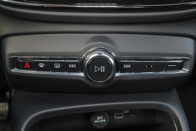 Volvo EX40 Extended Range Plus 82 kWh - IntelliSafe Assist & Surround - Parkeercamera achter - Verwarmde voorstoelen & stuur - Parkeersensoren voor & achter - Draadloze tel. lader - Inklapbare trekhaak - 19' LMV